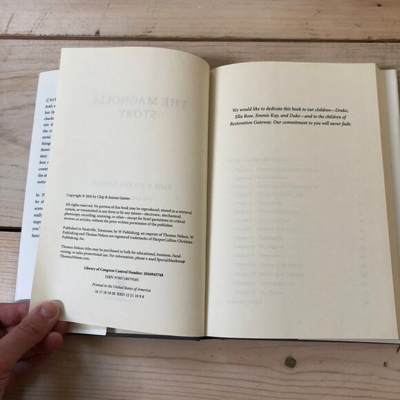 The Magnolia Story Book Chip & Joanna Gaines - Picture 3 of 5